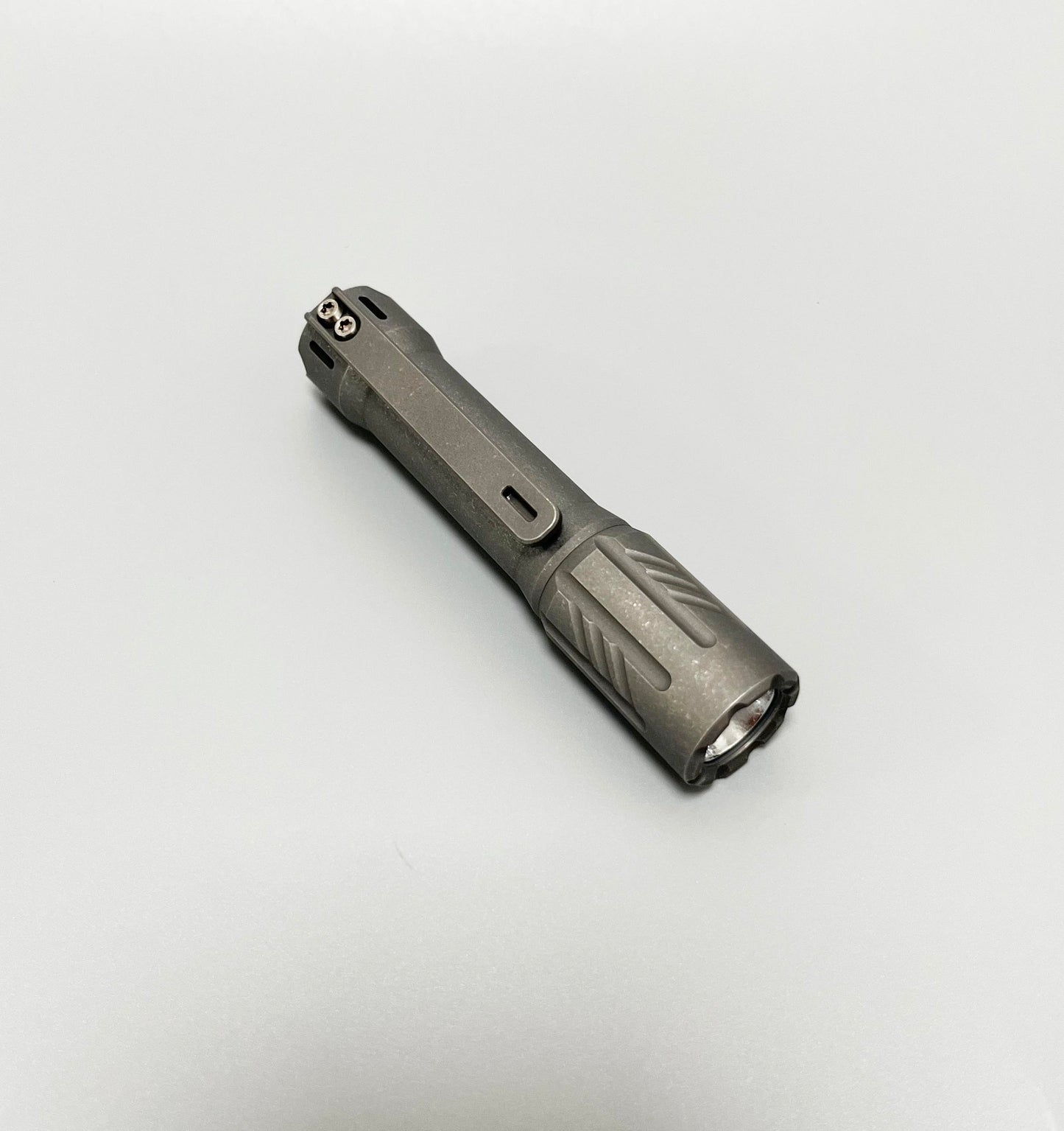 EDOLUC Glow arrow EDC Flashlight Titanium Nichia 519a 4000K R9080/Samsung5000K/XPL6500K with Type-C 14500/AA Battery