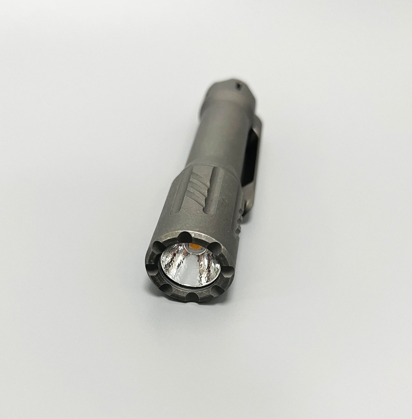 EDOLUC Glow arrow EDC Flashlight Titanium Nichia 519a 4000K R9080/Samsung5000K/XPL6500K with Type-C 14500/AA Battery