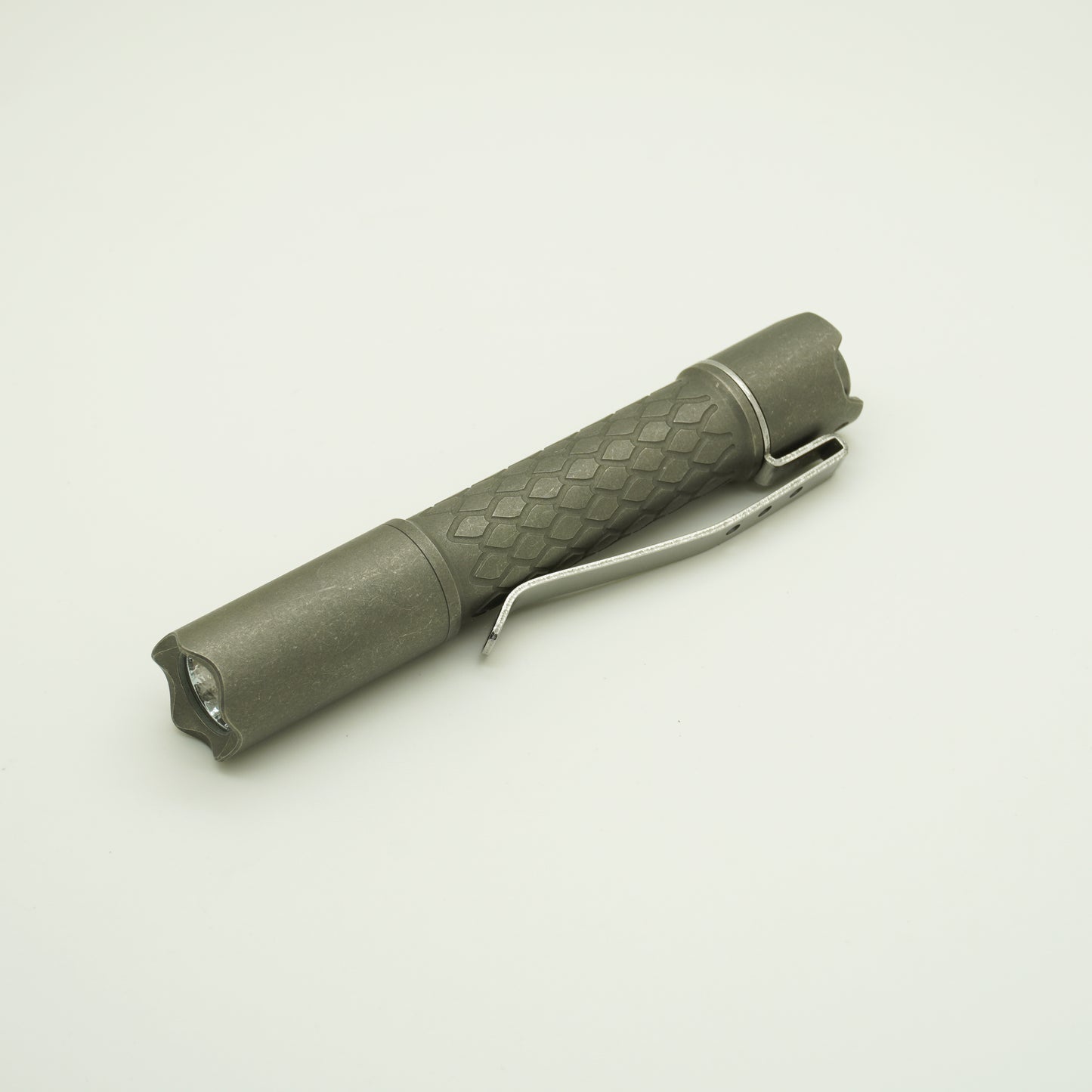 EDOLUC Loong-01  Titanium Stonewashed Mini Nichia 519a 4000K R9080 LED AAA/10440 Set EDC Flashlight