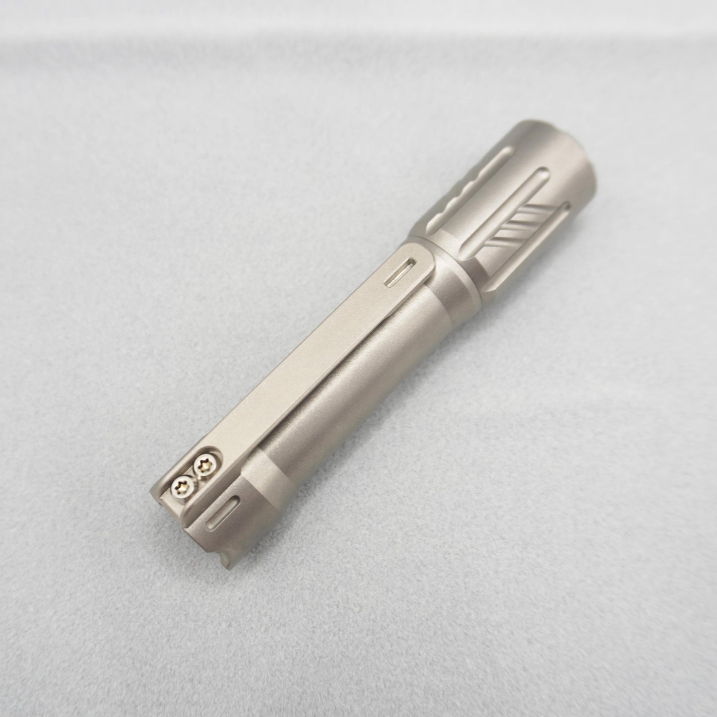 EDOLUC Glow arrow EDC Flashlight Titanium Beadblasted Nichia 519a 4000K R9080 with Type-C 14500/AA Battery