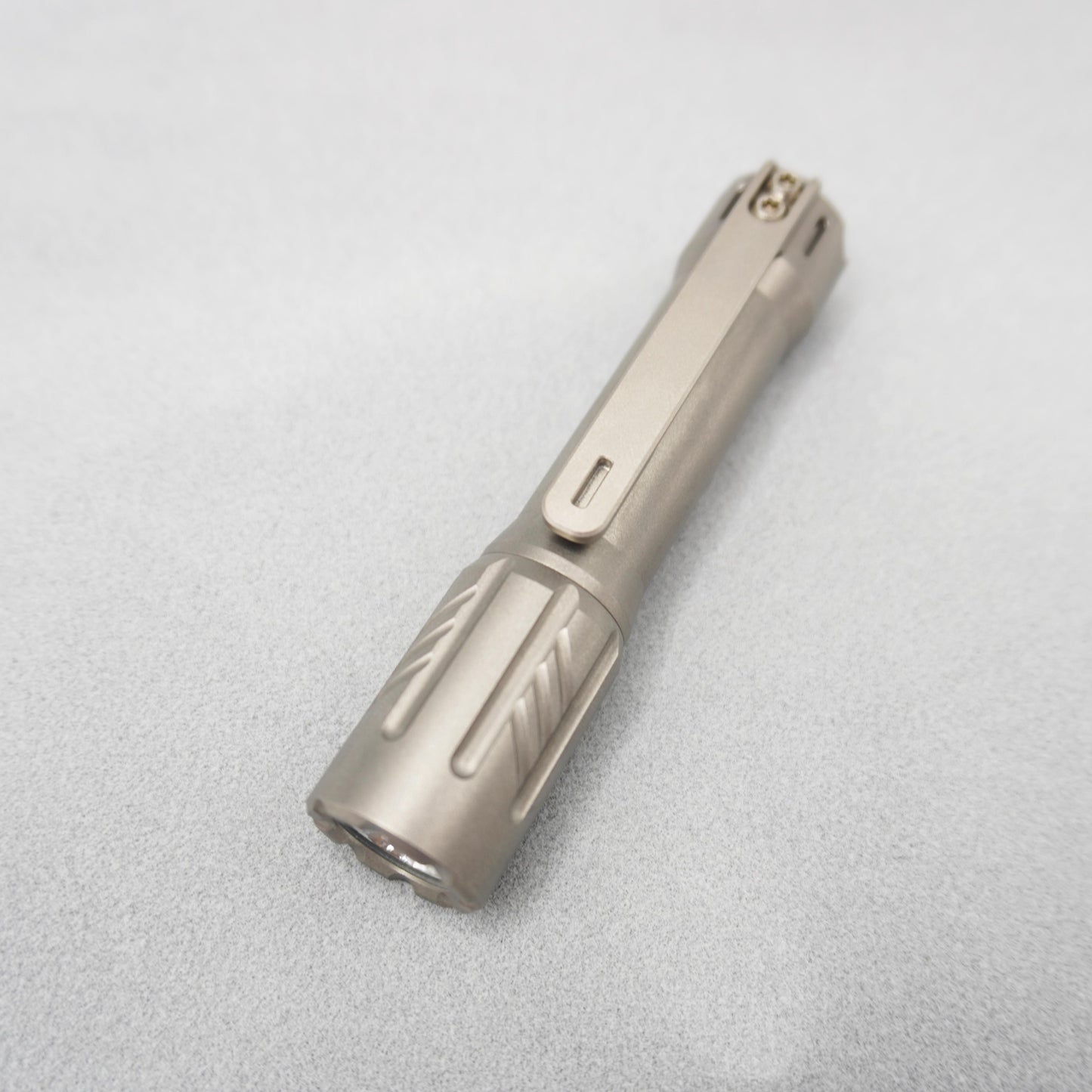 EDOLUC Glow arrow EDC Flashlight Titanium Beadblasted Nichia 519a 4000K R9080 with Type-C 14500/AA Battery