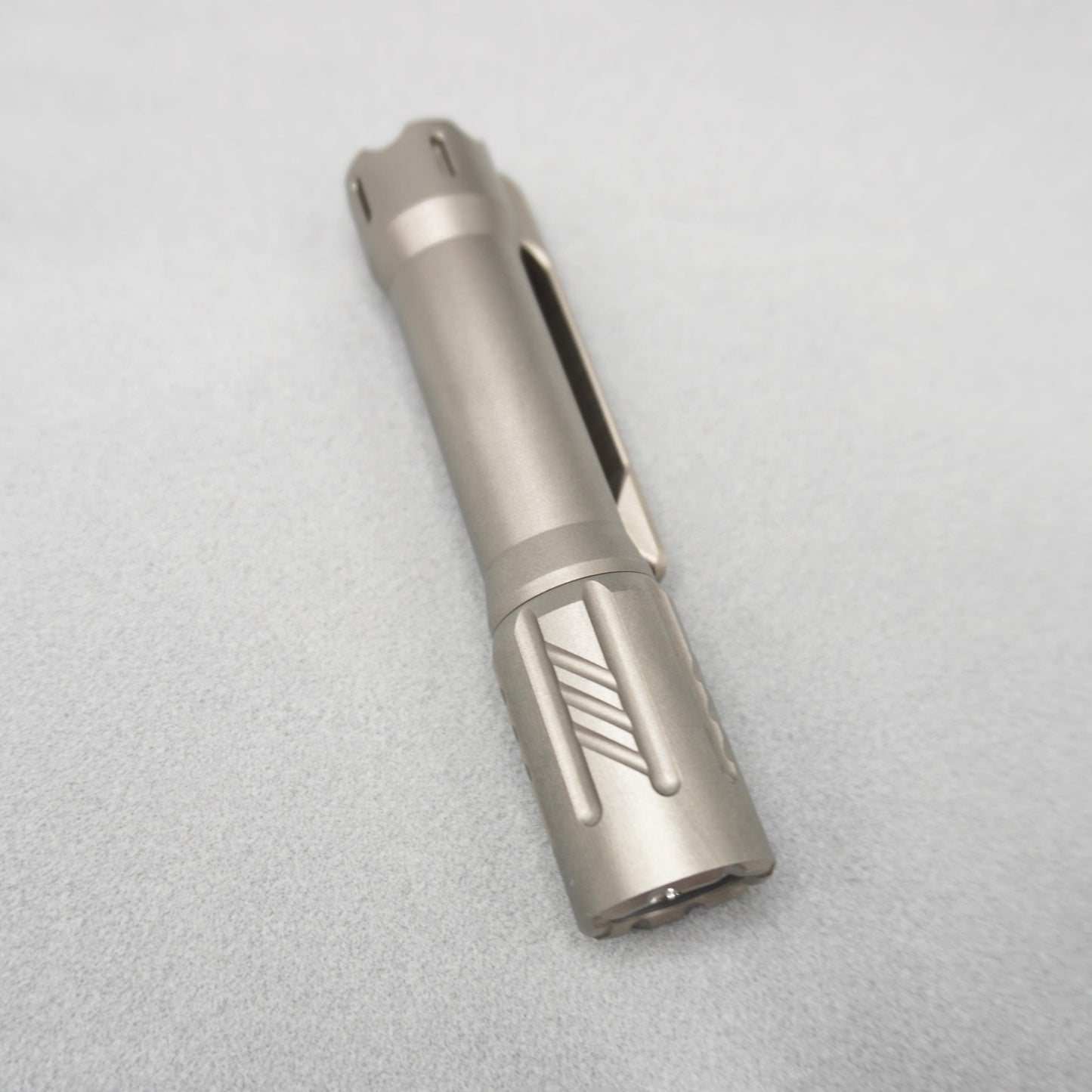 EDOLUC Glow arrow EDC Flashlight Titanium Beadblasted Nichia 519a 4000K R9080 with Type-C 14500/AA Battery