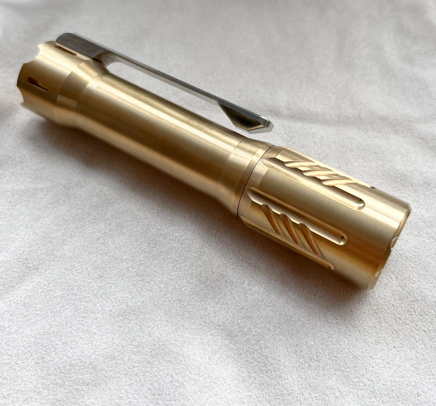 EDOLUC Glow arrow EDC Flashlight Brass Nichia 519a 4000K R9080/Samsung5000K/XPL6500K with Type-C 14500/AA Battery